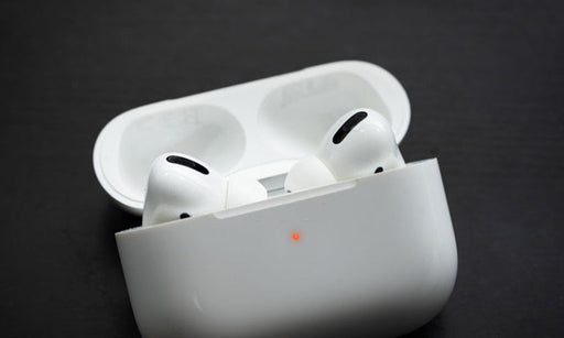 Blijft Het Lampje Van Het AirPods Hoesje Aan Tijdens Het Opladen?